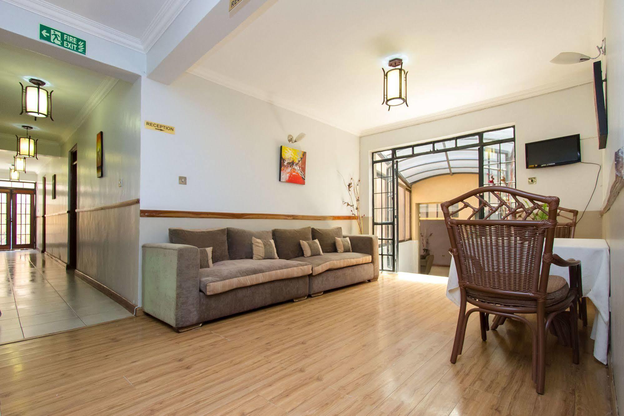Victoria Comfort Inn Кисуму Екстериор снимка